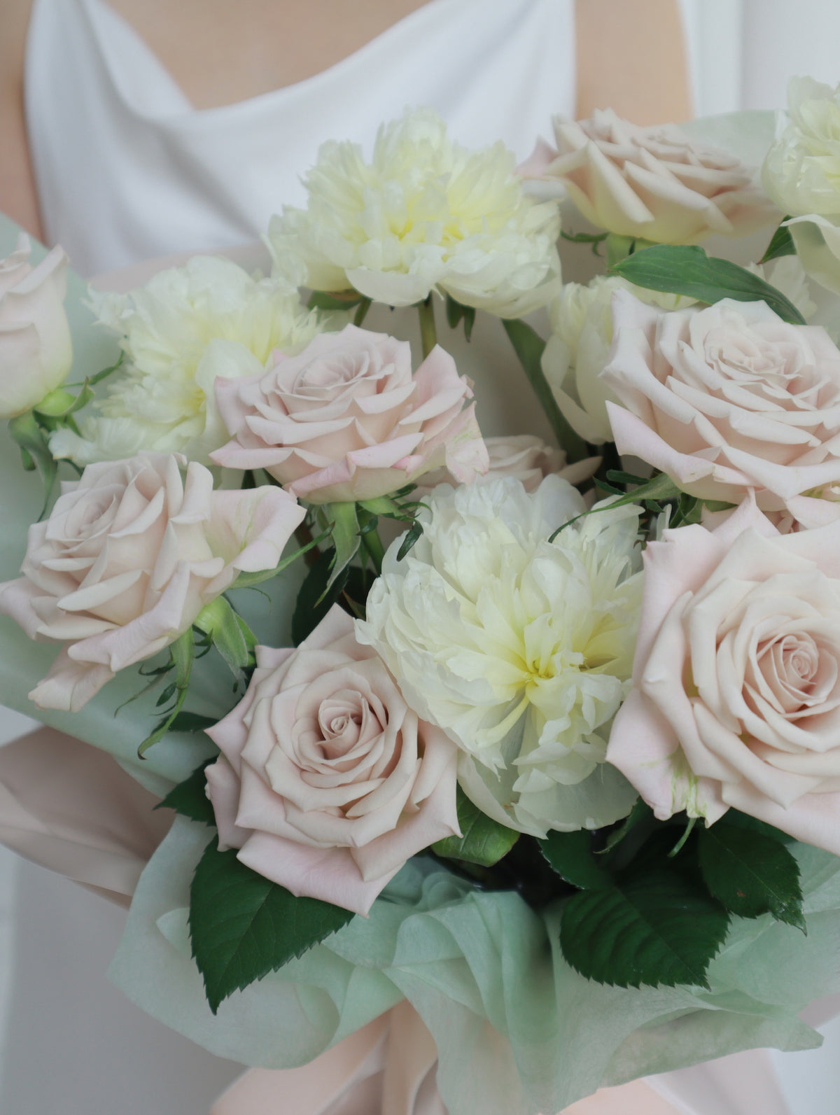 FT52- White Peony With Manta Rose Bouquet