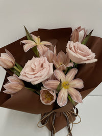 buy holland brownie tulip with quick sand rose