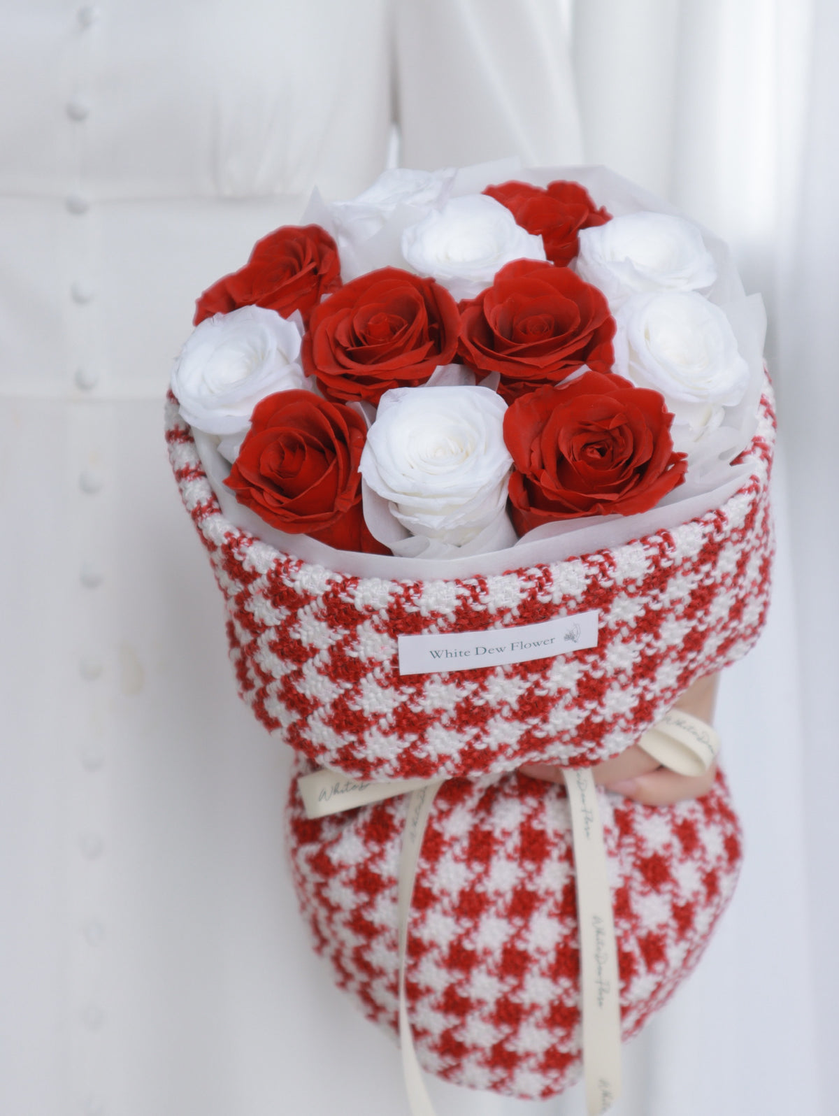 get white and red preserved roses 